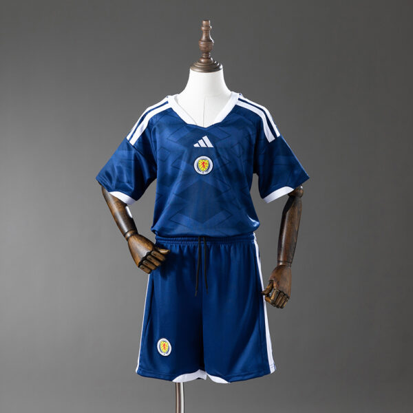 11889d0c-600x600-1 Conjunto de Camisa Infantil da Inglaterra 2026 - Imagem 1