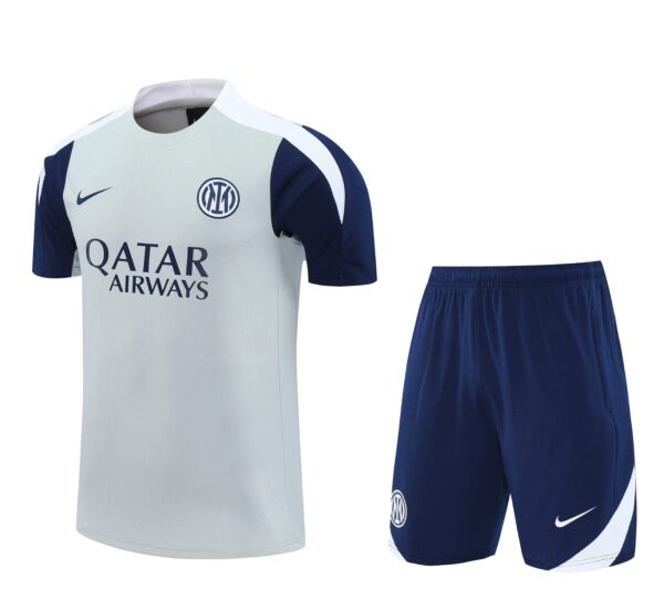5921335a-600x541-1 Conjunto de Treinamento do Manchester United 2025–2026 - Imagem 1