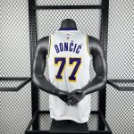 Luka Dončić, número 77, Dallas Mavericks, temporada 2023 - Imagem 4